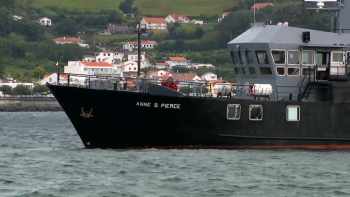 Iate encalhado no porto da Horta saiu pelos próprios meios