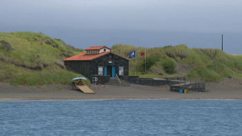 Praia de Porto Pim interdita a banhos