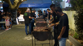 Churrasco de carne açoriana anima noite nos Arrifes