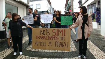 Trabalhadores despedidos da Praia Cultural em protesto