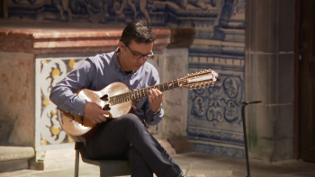 Novo álbum de Rafael Carvalho presta tributo aos antigos mestres da viola micaelense