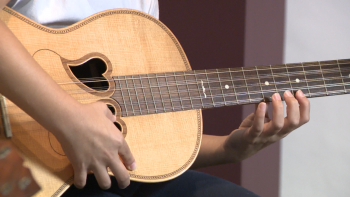 Crianças aprendem a tocar Viola da Terra no Museu Carlos Machado