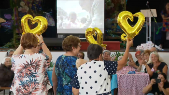 Idosos confecionam peças de vestuário para crianças de São Tomé