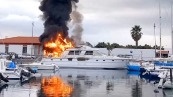 Iate incendeia-se na Marina da Praia da Vitória