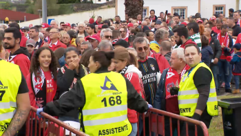 Lusitânia vs. Benfica: Adeptos festejam unidos