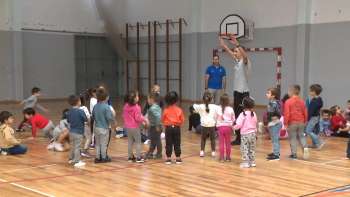 50 crianças participam em encontro de Baby Andebol