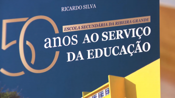 50 anos da Escola da Ribeira Grande registados em livro