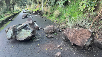 Estrada interrompida em Angra do Heroísmo devido a derrocada