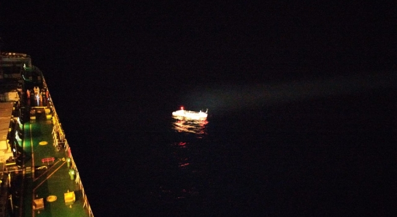 Tripulantes de embarcação a remos resgatados pela Marinha a sul de São Miguel