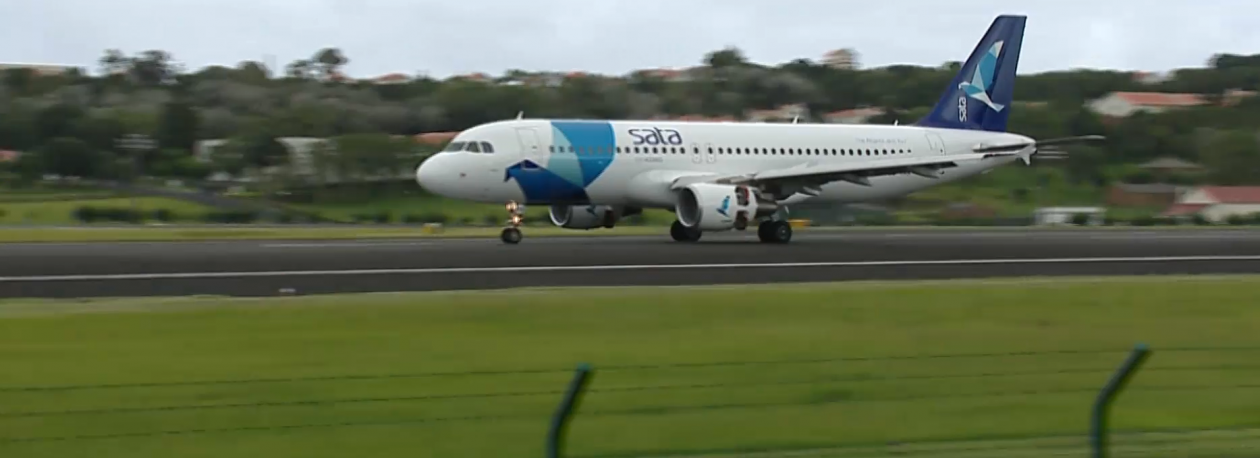 Imagem de Avião da SATA aterra de emergência na Terceira após fumes na cabine