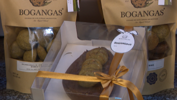 Bolachas artesanais com base de chá açoriano transformadas em ovo de chocolate