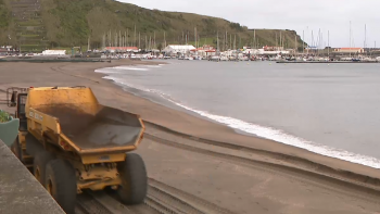 Depois de 5 meses submerso, iate é finalmente removido da Marina da Praia da Vitória