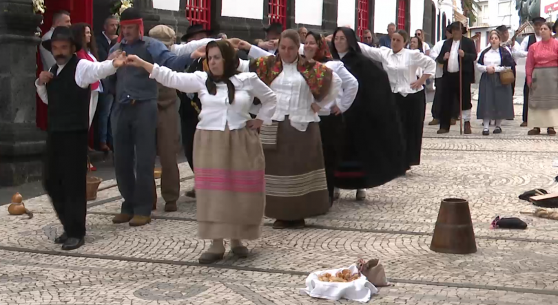 Desfile etnográfico encerra Festas de São Jorge