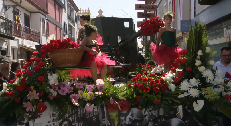 Festa da Flor trouxe para a rua os 50 anos do 25 de Abril com 1000 figurantes 