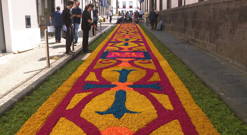 Tapetes de flores coloriram as ruas de Ponta Delgada