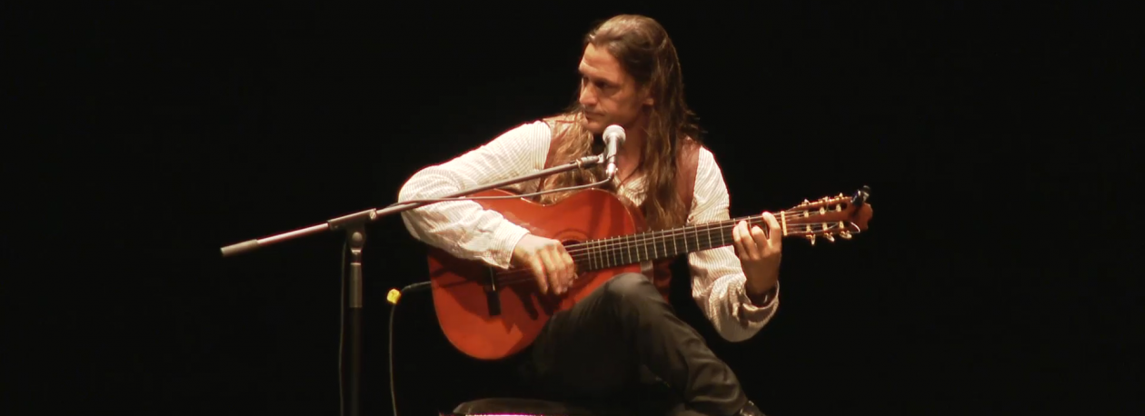 ‘Volta ao Mundo em 80 Guitarras’ no Teatro Faialense