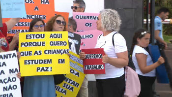 Assistentes operacionais e bolseiros ocupacionais em manifestação pelos direitos laborais