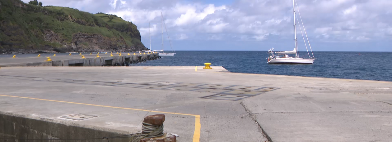 Imagem de Veleiro com tripulantes russos encalhado junto ao Porto das Lajes das Flores