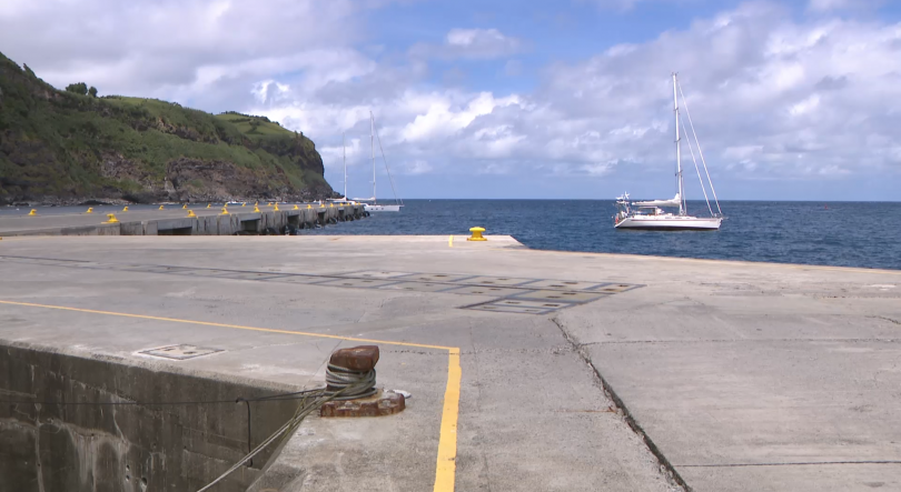 Veleiro com tripulantes russos encalhado junto ao Porto das Lajes das Flores