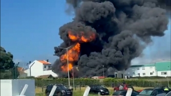 Incêndio de grandes dimensões deflagra numa oficina de rent-a-car em Ponta Delgada