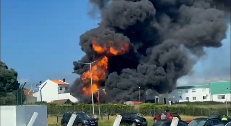 Incêndio de grandes dimensões deflagra numa oficina de rent-a-car em Ponta Delgada