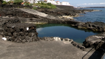Piscina do Cais em São Roque do Pico interdita a banhos