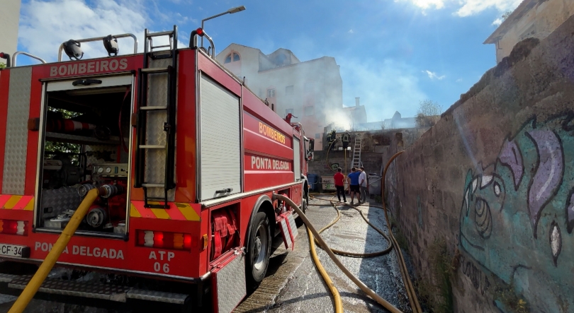 Incêndio deflagra na zona das Laranjeiras em Ponta Delgada