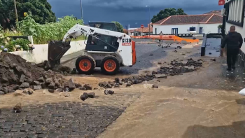 Chuva intensa provoca inundações no Corvo