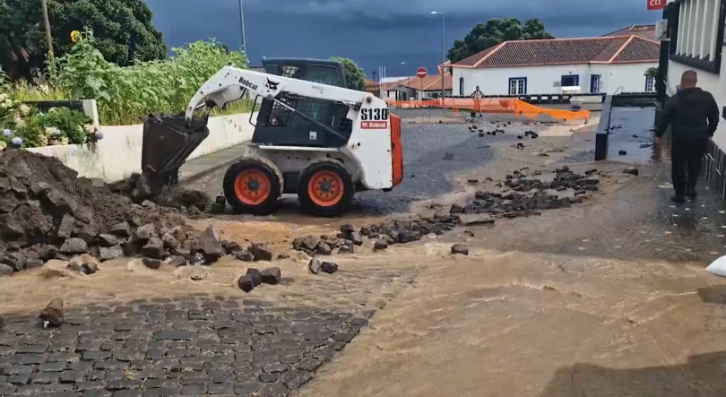 Chuva intensa provoca inundações no Corvo