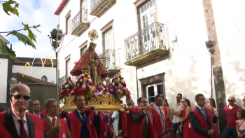 Centenas de fiéis na procissão do Senhor Bom Jesus da Pedra em Vila Franca do Campo