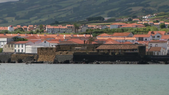 Muralhas do complexo defensivo do Porto Pim em avançado estado de degradação