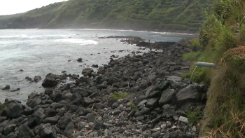 Esgoto a céu aberto corre para o mar perto da praia na Maia