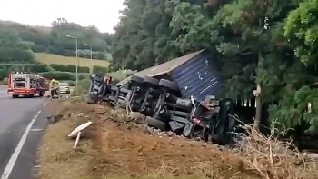 Acidente entre dois camiões em Angra provoca 3 feridos