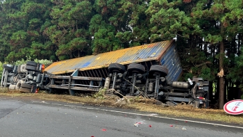 Acidente entre dois camiões em Angra provoca 3 feridos