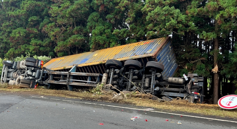 Acidente entre dois camiões em Angra provoca 3 feridos