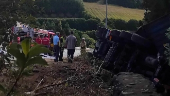 Acidente entre dois camiões em Angra provoca 3 feridos