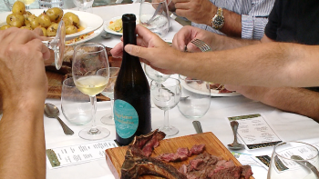 Confraria do Vinho Verdelho dos Biscoitos preparou almoço com carne de touro bravo