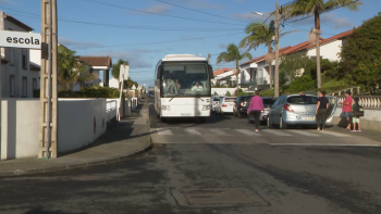 Escola de Ponta Garça com atraso de autocarro que transporta alunos