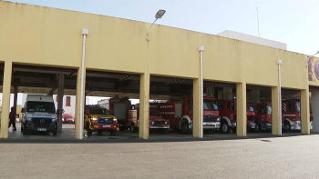 Bombeiros de Ponta Delgada homenageiam militares mortos na queda do helicóptero