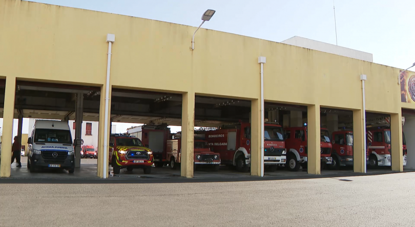 Bombeiros de Ponta Delgada homenageiam militares mortos na queda do helicóptero