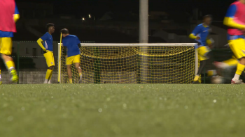 Relvado sintético do campo de jogos de São Roque em Ponta Delgada está a ser substituído