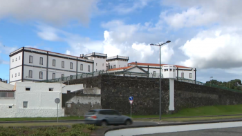 Cadeia Ponta Delgada: Queixa ao Tribunal Europeu dos Direitos Humanos devido à falta de condições