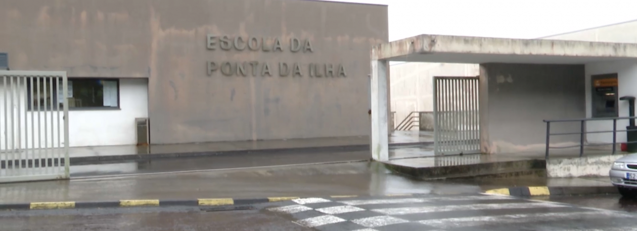 Escola Ponta da Ilha: Conselho Executivo garante que porta que feriu alunos tinha sido reparada recentemente