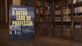 ‘O Outro Lado do Professor’ escrita em 2001 foi agora editada e publicada em Ponta Delgada