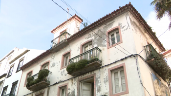 Rua dos Mercadores reaberta depois de estar encerrada devido à degradação de um edifício 