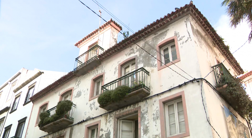 Rua dos Mercadores reaberta depois de estar encerrada devido à degradação de um edifício 