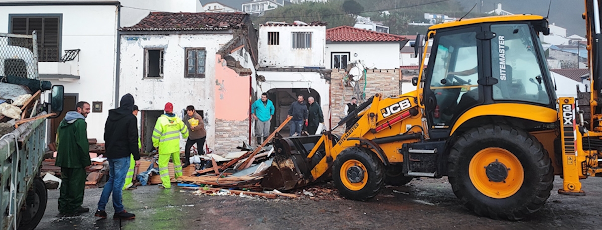 Forte ondulação destrói mercearia e um café na Ribeira Quente