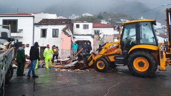 Forte ondulação destrói mercearia e um café na Ribeira Quente