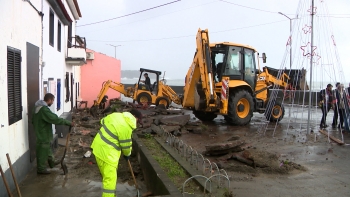 Galgamentos do mar provocam dezenas de inundações na Ribeira Quente