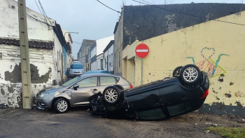 Forte ondulação causa estragos em viaturas na freguesia de São Roque